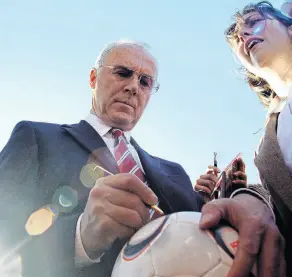  ?? PHOTO: REUTERS ?? Revered figure . . . Franz Beckenbaue­r signs an autograph for a Costa Rican fan in 2006.