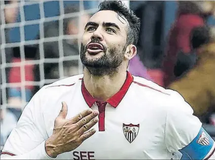  ?? FOTOS: EFE/MD ?? Vicente Iborra (arriba) no ha dudado en subirse al tren de la Premier tras la oferta recibida del Leicester. Vitolo (izquierda) puede cerrar la próxima semana su fichaje por el Atlético y jugar hasta final de año cedido en Las Palmas. Stevan N’Zonzi...