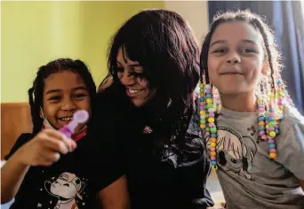  ?? Photos by Stephen Lam/The Chronicle ?? Above: Justice Valentine with daughters Zaniya (left) and Niara. Below: The family is among those told they would have to move out of the Oasis Inn shelter because the owner wants to sell.