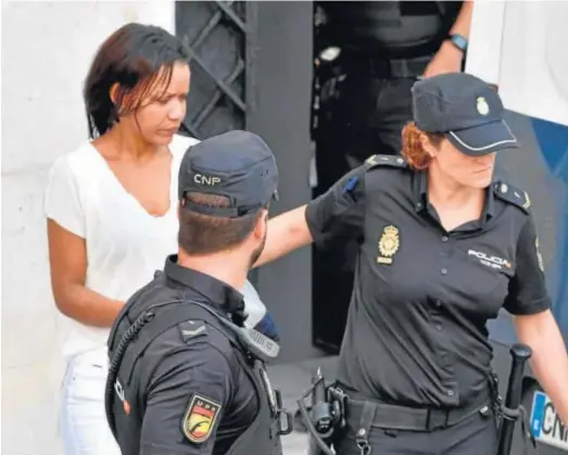  ??  ?? Ana Julia Quezada abandona el Palacio Provincial de Justicia de Almería para ser conducida nuevamente a la prisión de El Acebuche.