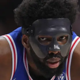  ?? Mitchell Leff, Getty Images ?? Joel Embiid of the Philadelph­ia 76ers dons a mask to protect his face from further injury.