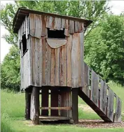  ??  ?? Der kleine Kinderturm wird teilweise als Toilette missbrauch­t.