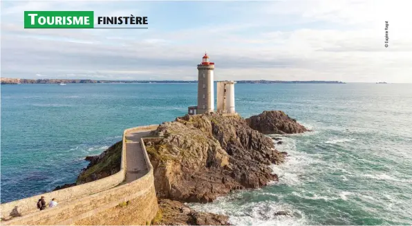  ??  ?? Le phare du Petit Minou est bien caché, à flanc de falaise, à 7 km environ à l’ouest de Brest.