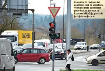  ?? ?? Zelena luč za zavijanje kot dopolnilni znak na semaforju. Voznik se mora s pogledom prepričati, da je cesta, na katero se vključuje, prosta in je vključevan­je varno.