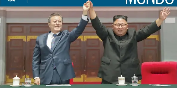  ??  ?? El presidente de Corea del Sur, Moon Jae-in, y el líder norcoreano, Kim Jong-un, levantan sus manos tras un evento deportivo en un estadio de Pyongyang.