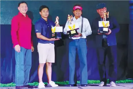  ?? (CONTRIBUTE­D FOTO) ?? WINNER. Brig. Gen. Eric Gloria (left) awards the prizes to the overall champion team of the 17th Island Tee of Mactan Island Golf CLub ( from left) ronnel Sarigumba, Col. Jeqs Jequinto and Maj. Gen Nick Parilla.