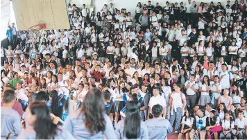  ??  ?? Los cientos de alumnos que acudieron al evento aprovechar­on para levantarse de sus asientos y bailar al ritmo de las pegajosas melodías.