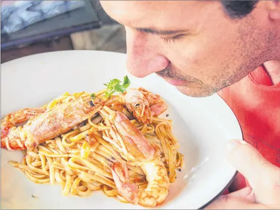  ?? FANFAN/FLICKR ?? A man sniffs a plate of pasta in Naples, Italy.