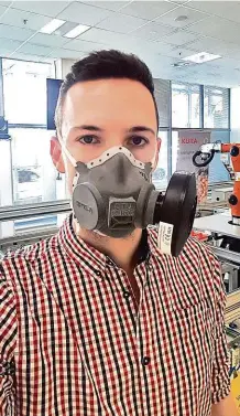  ?? FOTO A. LAZAROV ?? „Dokonale těsní, takže poskytuje vyšší ochranu než respirátor,“říká Alexandr Lazarov z pražského ČVUT o své polomasce z 3D tiskárny