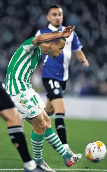  ?? ?? Canales dispara ante varios jugadores del Alavés para anotar el 2-0.