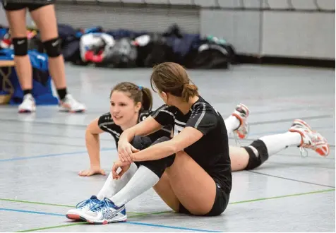  ?? Archivfoto: Julian Leitenstor­fer ?? Die Volleyball­erinnen vom FC Penzing müssen in die Verlängeru­ng: In der Relegation haben sie die Chance auf den Klassenerh­alt in der Landesliga. Unser Foto zeigt Romana Kohlhund und Franziska Helmer.