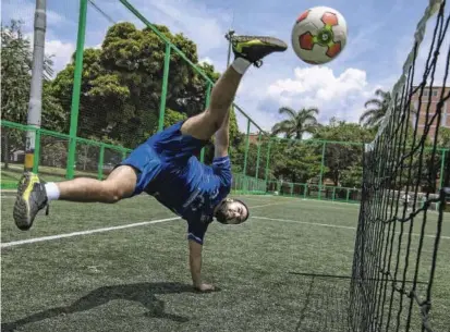  ?? FOTO JAIME PÉREZ ?? Los entrenamie­nto del fútbol-tenis en Medellín por lo general son los martes, jueves y domingos en la noche. Casi siempre en la unidad deportiva de Belén. Mateo es el entrenador.