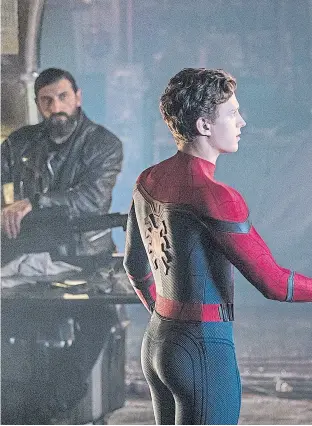  ??  ?? Tom Holland, como Spider-man, y Misterio (Jake Gyllenhaal)