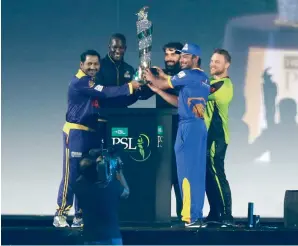  ?? Photo by M Sajjad ?? Quetta captain Sarfraz Ahmed, Peshawar captain Darren Sammy, Islamabad captain Misbah-ulHaq, Karachi captain Kumar Sangakkara and Lahore captain Brendon McCullum pose with the PSL trophy at the opening ceremony. —