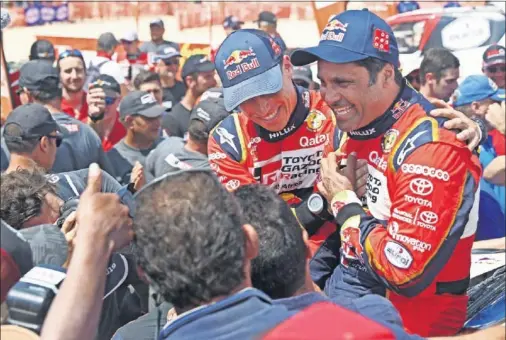  ??  ?? TRICAMPEÓN. Nasser Al Attiyah sentado sobre el Toyota con su copiloto Matthieu Baumel a su llegada a Lima como ganador del Dakar 2019.