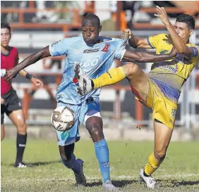  ??  ?? Cerrado. El Jocoro se aplicó en defensa para sacar una importante victoria.