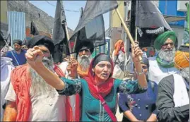  ?? AFP ?? Farmers holding black flags shout slogans against the central government's agri laws at the Kundli border near Delhi on Wednesday.