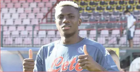  ??  ?? Victor Osimhen giving thumb ups to press photograph­ers shortly after completing his first full training session with Napoli on Tuesday evening