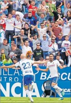  ??  ?? HÉROE. Borja Iglesias celebra junto a Toquero uno de sus dos goles.