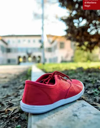  ??  ?? Il simbolo La scarpa rossa lasciata nel luogo dell’omicidio di Marilena Negri