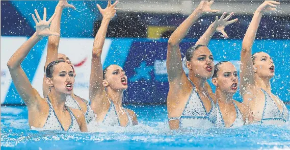  ?? FOTO: EFE ?? El equipo español de natación artística se colgó ayer la medalla de bronce europea en la prueba de combinada libre