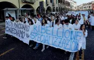  ??  ?? La manifestaz­ione Un corteo degli specializz­andi