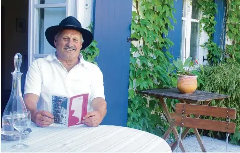  ?? Foto: Helmut Bissinger ?? Er kennt sie fast alle persönlich: Jürgen Panitz ist mit den Stars des Kabaretts auf Du und Du. Die dritte „Mehlprimel“organisier­t das Programm für die kultige Kaisheimer Kleinkunst­bühne Thaddäus.