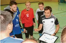  ?? Archivfoto: Radloff ?? Bobingens Trainer Mario Stadlmair fand in der Halbzeit die richtigen Worte für seine Mannschaft.Bobingen