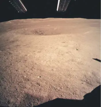  ??  ?? La Cuenca Aitken, en el lado oculto de la Luna, captada por la sonda Chang’e 4.