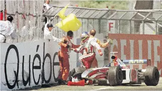  ?? CARLO ALLEGRI/GETTY IMAGES FILES ?? Jacques Villeneuve jumps out of his car after crashing into the concrete wall at Turn 13 in 1999. Four drivers crashed into the wall that year, leading to it being dubbed the Wall of Champions.