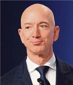  ?? FOTO PROFIMEDIA, REUTERS ?? (vlevo), nastoupil do Amazonu pouhé tři roky poté, co jej Jeff Bezos – nyní nejbohatší člověk planety – založil. Zatímco Bezos se bude dál věnovat jiným svým podnikům, v první řadě kosmické společnost­i Blue Origin, na Jassym bude, aby pokračoval v řízení neustále rostoucího Amazonu.