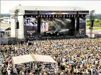  ?? ARCHIV-BILD: CHRISTIAN J. AHLERS ?? Typisch Deichbrand: Tausende Musik-Fans feiern vor der Bühne die vielen KünsDler (hier das Hiphop-Duo ASD auf dem Deichbrand 2016).