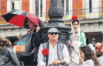  ?? FERNANDO VILLAR / EFE ?? La lluvia sorprendió ayer a los madrileños durante las fiestas del patrón.