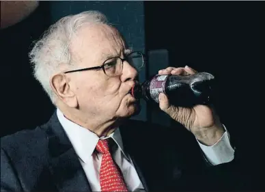  ?? RICK WILKING / REUTERS ?? Warren Buffett con su bebida favorita: Cherry Coke (de la que es accionista)