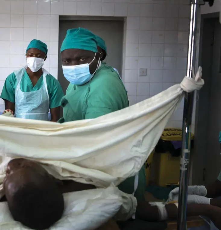  ??  ??  DELAT ANSVAR. Bristen på läkare i stora delar av Afrika har lett till att jobbet numera sköts av sköterskor, barnmorsko­r och annan vårdperson­al utan läkarutbil­dning.