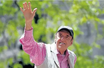  ?? GETTY IMAGES FILES ?? Jim Nabors waves to the crowd during the Indianapol­is 500 parade on May 24, 2014. The actor and comedian known for his role as Gomer Pyle in The Andy Griffith Show, died Thursday in Honolulu, Hawaii at the age of 87.