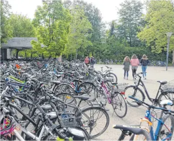  ?? FOTO: STADT TETTNANG ?? Hunderte Fahrräder auf einem Haufen: Zustände wie hier sollen mit den neuen Fahrradabs­tellanlage­n verhindert werden.