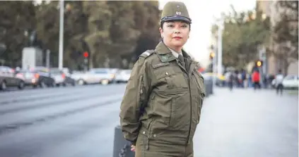  ??  ?? ► Alejandra Espinoza (41) es una de las 20 integrante­s de la Comisaría de Fuerzas Especiales.