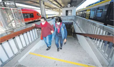  ?? FOTO: ANDREAS BRÜCKEN ?? Mitarbeite­r der Bahnhofsmi­ssion begleiten Menschen mit Sehbehinde­rung beim Zugfahren.