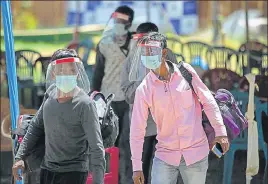  ?? AP ?? ■
Passengers who arrived from other parts of the country outside a quarantine centre in Srinagar on Tuesday.