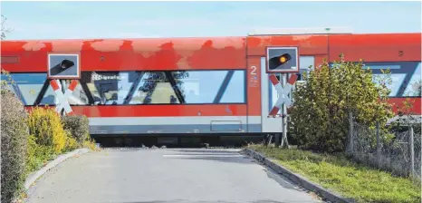  ?? FOTO: CHRISTOPH KLAWITTER ?? Unbeschran­kter Bahnüberga­ng an der Bismarckst­raße: Es gibt nun doch keine Umfrage zu diesem Thema in der Gemeinde.