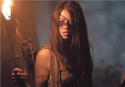  ?? ?? Amber Midthunder’s Comanche warrior Naru faces an alien invader in the “Predator” prequel “Prey.”