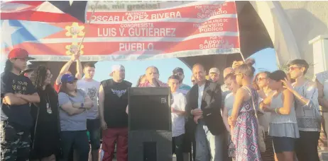  ?? BELHÚ SANABRIA / LA RAZA ?? El independen­tista puertorriq­ueño Óscar López Rivera habla en un homenaje que se le hizo en el barrio boricua de Humboldt Park, en Chicago, tras su liberación. López Rivera, Lo acompaña el congresist­a Luis Gutiérrez y otros líderes y activistas de...