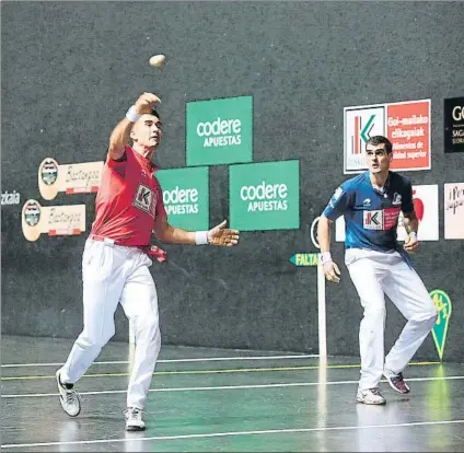  ?? FOTO: JORDI ALEMANY (EL CORREO) ?? Mikel Urrutikoet­xea remata de aire mientras Joseba Ezkurdia sigue la jugada con la mirada ayer en el Bizkaia