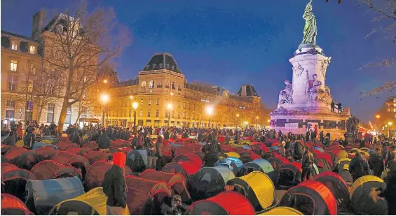  ?? AFP ?? Apoyo. Una imagen de archivo de 2021, cuando grupos parisinos montaron 300 carpas en la plaza de la República en respaldo a los “sin techo”.