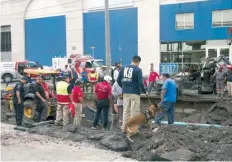  ??  ?? A unos 30 metros del percance está una empresa de grúas, por lo que varios trabajador­es del lugar, junto con una pareja, fueron los primeros en auxiliar.