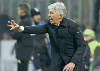  ??  ?? Grinta Gasperini incita i suoi nel corso di una partita che ha visto i nerazzurri dominare senza problemi i rossoneri padroni di casa