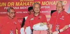  ??  ?? DR Mahathir menerima lebih 31,000 borang keahlian meliputi 14 bahagian BERSATU Kelantan.