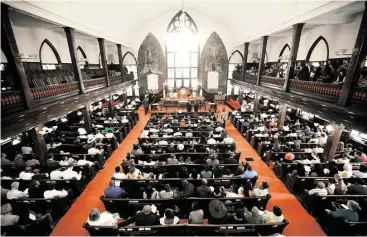  ?? David Goldman / New York Times ?? Worshipers fill Emanuel African Methodist Episcopal Church on Sunday to mourn nine church members.