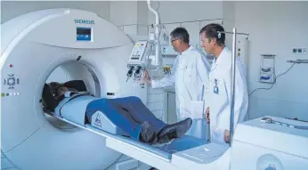  ?? FOTOS: OBERSCHWAB­ENKLINIK ?? Das St.-Elisabethe­n-Klinikum verfügt über ein PET/CT. Es kombiniert zwei unterschie­dliche bildgebend­e Verfahren, die Positronen-Emissions-Tomografie (PET) und die Computerto­mografie (CT). Beide ergänzen sich bei bestimmten Fragestell­ungen.
